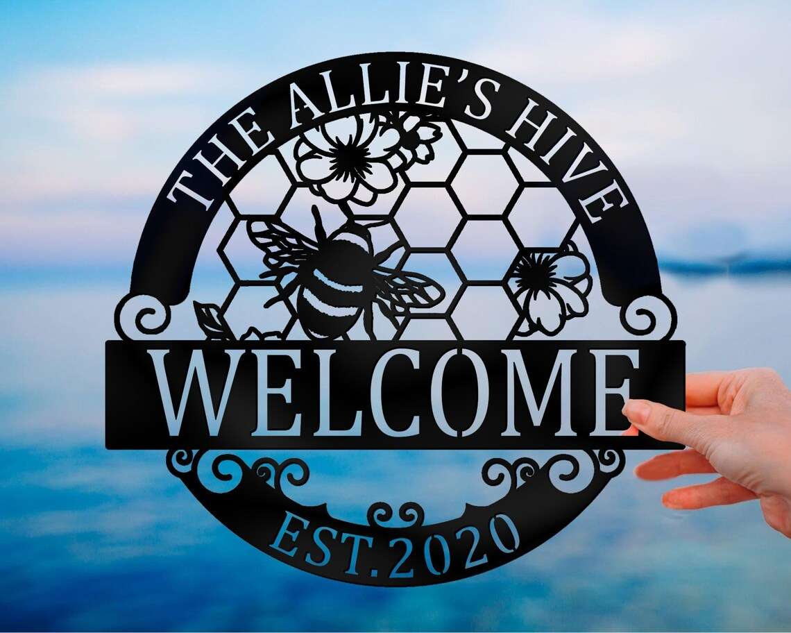 https://images.dinozozo.com/wp-content/uploads/2023/02/Floral-Bee-Metal-Sign-Bee-Welcome-Yard-Sign-Honey-Bee-Farm-Decor-Personalized-Metal-Signs-Housewarming-Gift-1.jpg