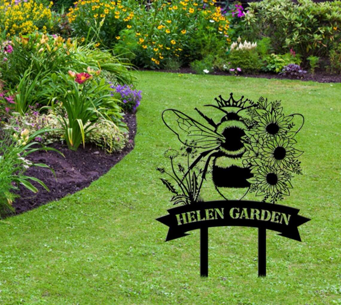 https://images.dinozozo.com/wp-content/uploads/2023/06/Personalized-Honeybee-Queen-Bee-Sunflower-Garden-Yard-Stakes-Decorative-Custom-Metal-Sign-2.jpg