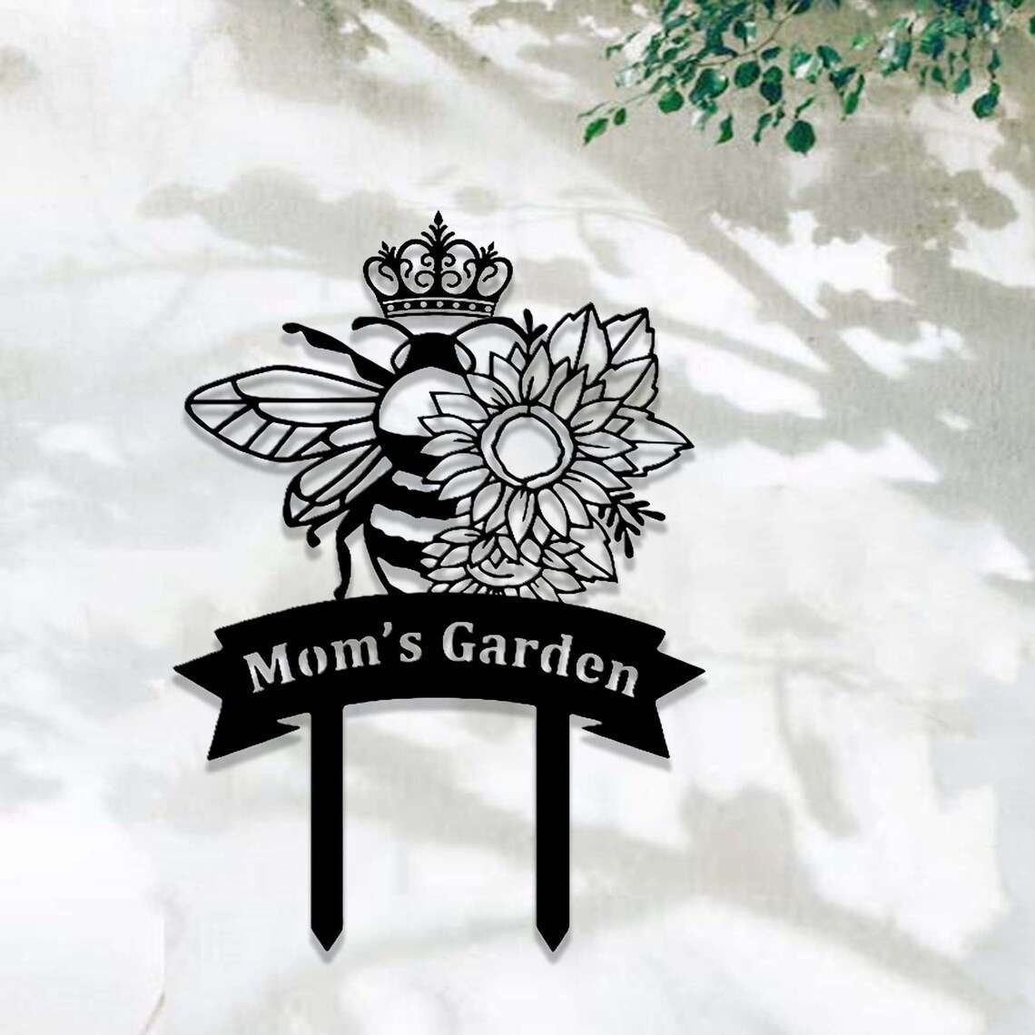 https://images.dinozozo.com/wp-content/uploads/2023/06/Personalized-Queen-Bee-with-Sunflowers-Garden-Yard-Stakes-Decorative-Custom-Metal-Sign-2.jpg