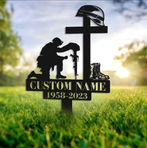 Personalized Soldier Kneeling At Cross Memorial Sign Yard Stakes Military Funeral Grave Marker Cemetery Decor Custom Metal Sign