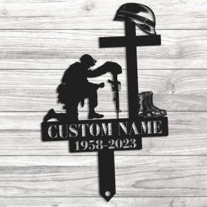 Personalized Soldier Kneeling At Cross Memorial Sign Yard Stakes Military Funeral Grave Marker Cemetery Decor Custom Metal Sign