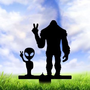 Personalized Bigfoot and Alien Say Hi Garden Yard Stakes Man Cave Decor UFO Sasquatch Bigfoot Lover Custom Metal Sign 1