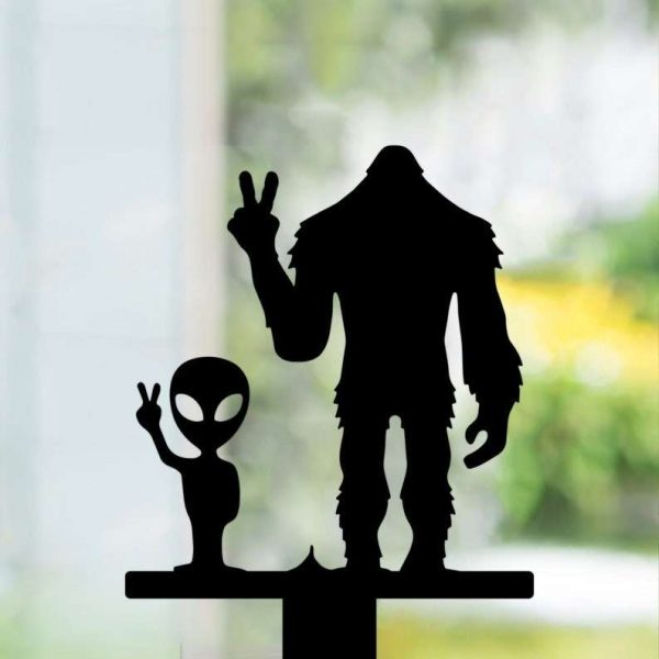 Personalized Bigfoot and Alien Say Hi Garden Yard Stakes Man Cave Decor UFO Sasquatch Bigfoot Lover Custom Metal Sign