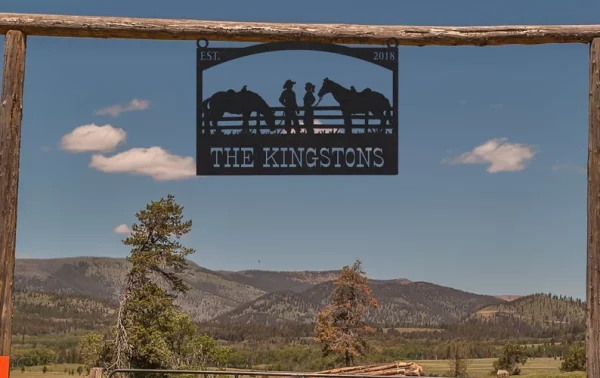 DINOZOZO Entrance Gate Farm Sign with Horses and Couple Cowboy and Cowgirl Custom Metal Signs Gift for Farmer