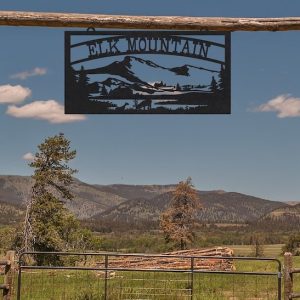 DINOZOZO Large Entrance Gate Farm Sign Mountains Log Cabin Elk Ranch Custom Metal Signs Gift for Farmer